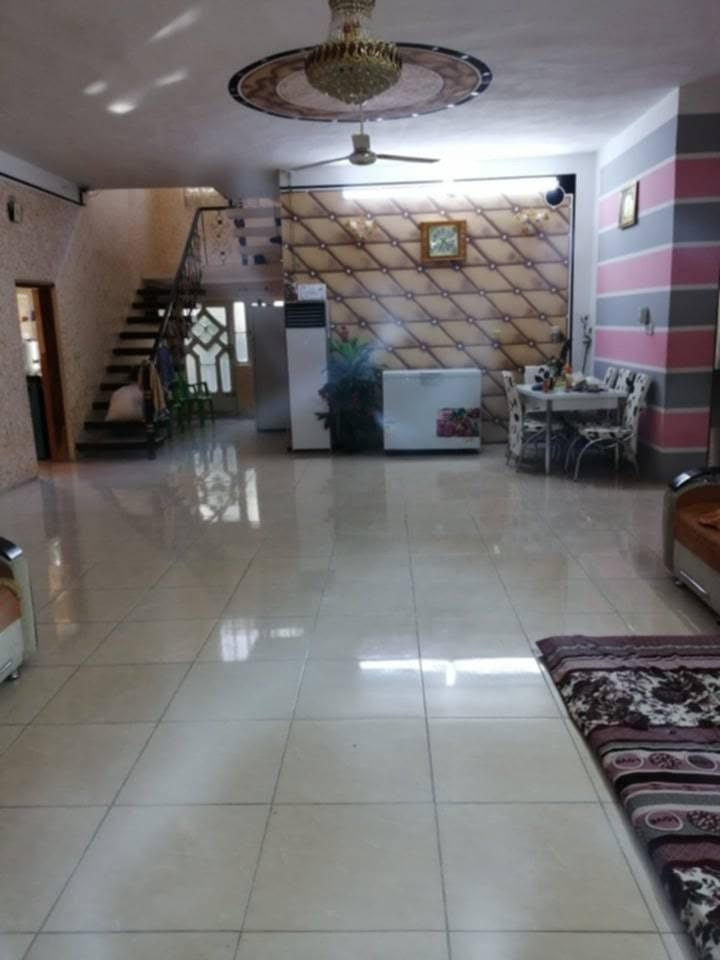 دار زراعي مقابل البوابة قرب الشارع العام مساحة الكلي697 متر 17×41 
مساحة البناء 230
 بناء طابوك
 غرفه الكبيرة 6×4  
غرفة, ثانيه 5×4 
صاله ,كبيرة 10×6 
صالة, صغيرة 4+ 2ونص متر 
هول, 4×5
استقبال ،8 ×4 
مطبخ ، 6×4
مجمع صحيات  داخلي ،4×4
مجمع صحيات خارجي 4×1 ونص
حديقة خلفية 290 متر 
حديقة أمامية  
سبلت كنتوري 3 طن 
3 سبالت 2 طن  
مكيف 2 طن  
انارة وثريات وبنكات 
تانكيات عدد 6 بلاستك 1000 لتر 
مخزن 6×4 
اقفاص عدد 3  حديد 
تخم ديوان تفصال يرهم في الصالة والاستقبال 
تخم الهول 
كاونتر تفصال للمطبخ 
السعر  165
***********
