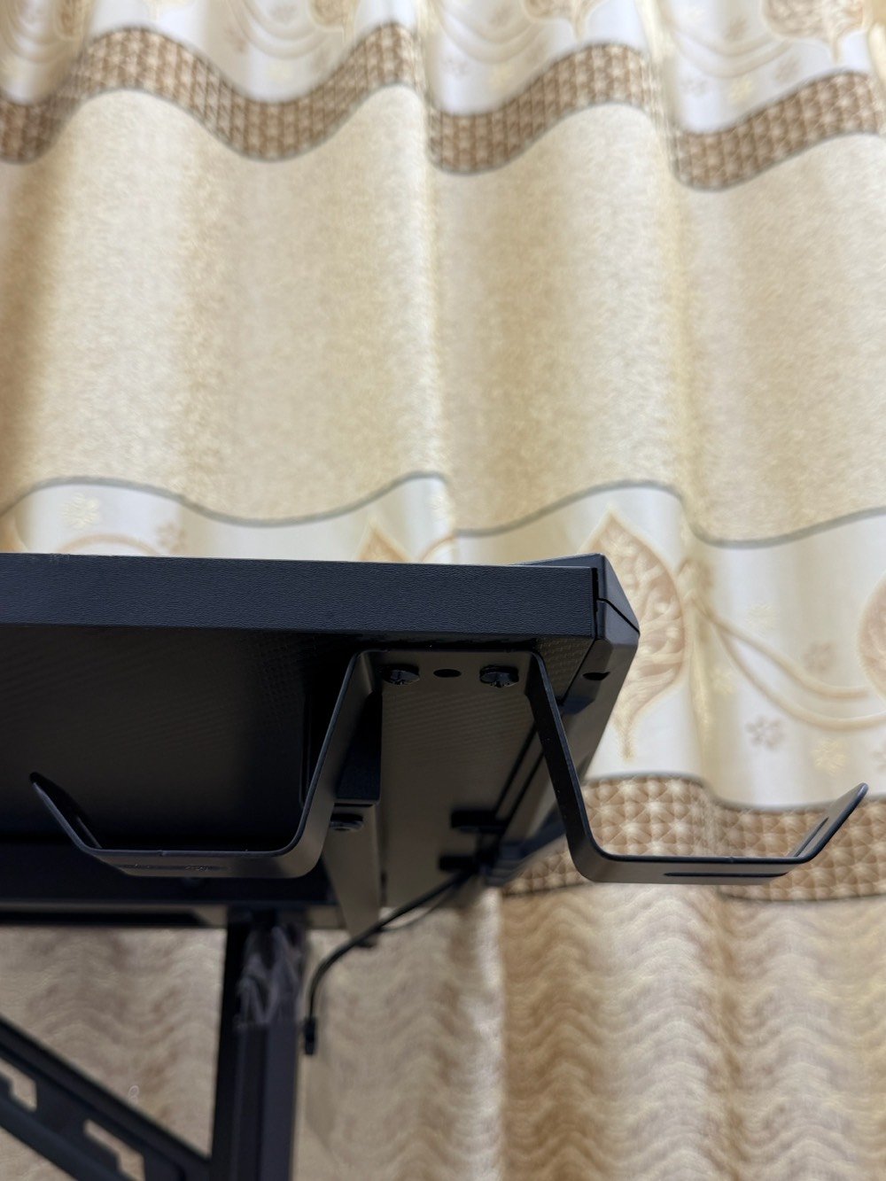 طاولة (السعر بيه مجال)gaming او دراسة طول 140 بارتفاع 70 وبعمق 60 لا يوجد توصيل الموقع . الموصل حي المهندسين