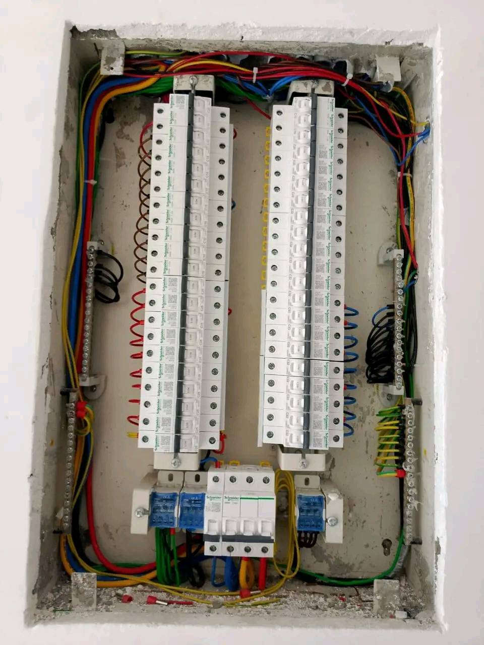فني كهربائي 
مستعد لتأسيس المنازل والشقق والمحلات...
وعمل وصيانة البورد الرئيسي والسيركت واستبدال النقاط القديمة بالإضافة إلى...

1 _ توزيع نقاط الإنارة 💡
2 _ توزيع البرايز 🔌
3 _ توزيع المكيفات ❄️
5 _ توزيع نقاط الستلايت 📡
6 _ توزيع نقاط السخانات 🚿
7 - توزيع الكاميرات 📷
راسلني او اتصل
***********
#كهربائي #تاسيس #صيانة #سخان #سخانات
#تنور_كهربائي #انارة #ايرثلكج #بورد #ترتيب_اسلاك #جودة_في_العمل
#اتقان
