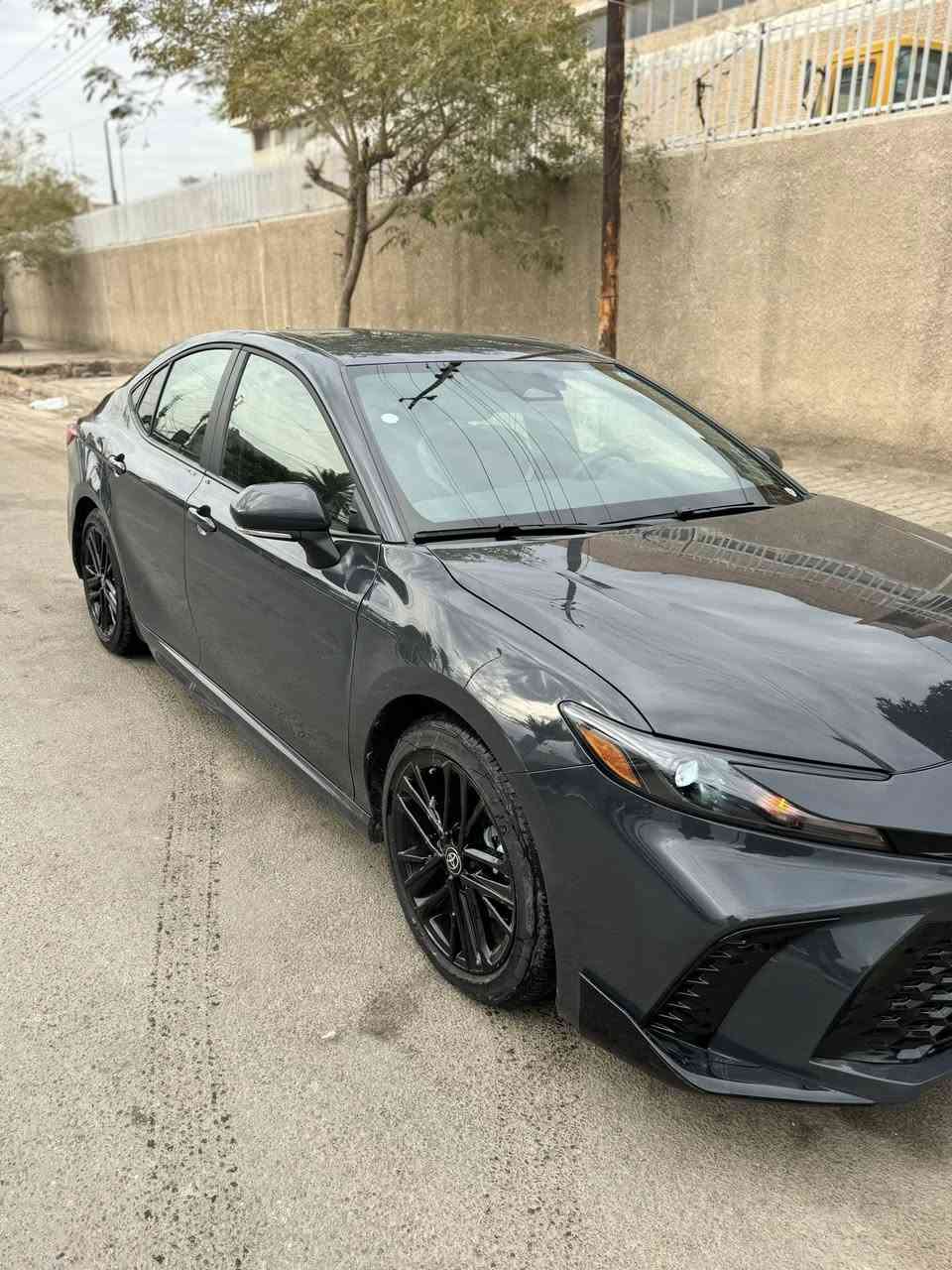 تويوتا كامري هايبرد موديل 2025 \ SE - BLACK EDITION
( السيارة بعدها زيرو )  عداد 2 ألف ميل فقط

وارد امريكي بطارية ليثيوم 

اللون الخارجي gray color   
اللون الداخلي اسود 

 الصنف : SE

داتا شو
قارء العين
شاشة Apple CarPlay & android auto
 كراسي جلد كهرباء تحكم 
رادارت محيطيه
رادار امامي 
الإنارة الداخلية LED 
مقود جلد حياكة 
مثبت السرعة Cruise 
المودات والأوامر الصوتية 
ا Bluetooth    
شاحن هاتف Wireless 
مخرج منفذ الطاقة 
فحص نظام السيارة 
مانع تصادم PCS  
مساد تحديد المسار —— LDA
‏BSM —— نظام النقطة العمياء
‏PDA —— مساعد القيادة التفاعلي
‏RCTA —— رادارات خلفية
‏SEA —— نظام الخروج الآمن 
‏RSA —— قراءة لوحات الطريق
مثبت سرعة تفاعلي —— ACM
مانع انغلاق العجلات —— ABS
‏TCS —— مانع الانزلاق 
بصمة أبواب + دخول ذكي
شاحن وايرلس
هاندبريك كهرباء
 تبريد شاشة مناخين منفصلين 
قطعتين تبريد 
تبريد خلفي
أوضاع القيادة Drive Mode 
أوتو هولد Auto Hold
نظام صوتي JBL مميز
حساسات ضغط الهواء في الإطارات
حساسات دخول الإنفاق

لمزيد من المعلومات الرجاء الاتصال على
شاصي ؛ 4F1DAACK7SU606808
صور الحادث موجودة
للاستفسار :- *********** 
مكان السيارة بغداد البنوك
السعر 240 ورقه وبيها مجال 
السياره صبغ فقط البنيد بدون دواخل بدون تبديل
