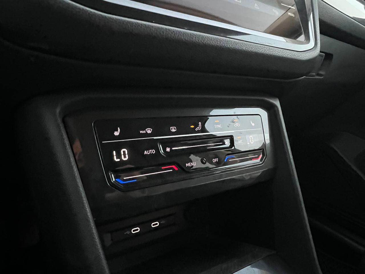 Vw tiguan موديل ٢٠٢٣ SE ٧ راكب 
رادار امامي و خلفي 
رادار خط الشارع  
شاشه كبير لمس 
كشنات جلد و تدفئه و كهربائيه
٧ راكب  
بجم كبس 
صبغ اربعه ابواب ارباك سليمة 
سيارة بس ما بيه فتحة باقي كل شيء بيها 
ماشيه ١٨ الف 
بدون مصروف 
رقم تلفون *********** 
بس بيها شبر تعديل بارد جاملغ امامي جهة سكن و سايق بش شبر 

سعر ١٧٠ بيها مجال بسيط أربيل, العراق
