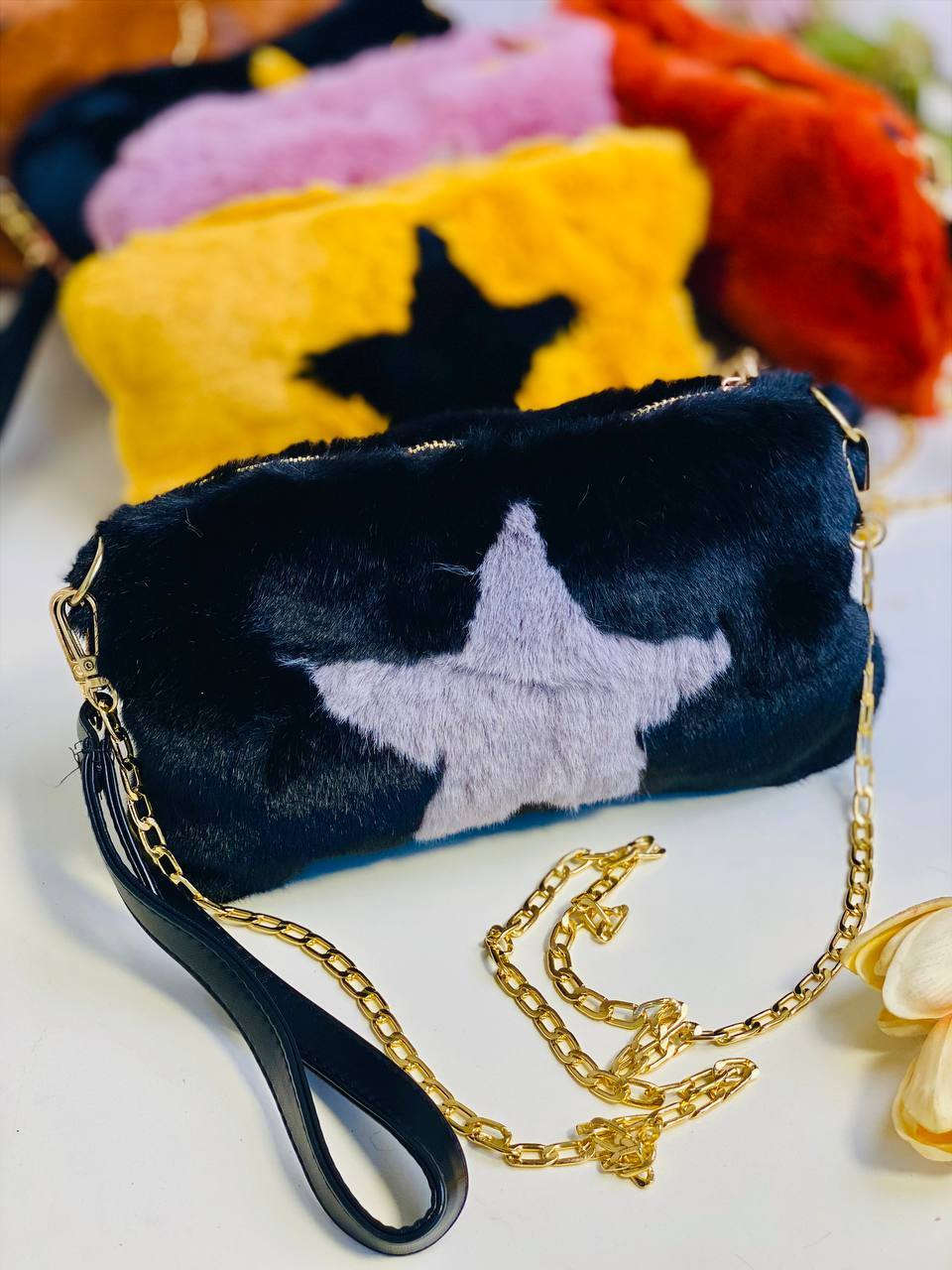 👛ترند الموسم👛

🎁حقيبة النجوم من القماش الفرو 💸، مع سحاب ذهبي👛 وشريط يد أسود. 
 🔔مصنوعة من قماش خفيف الوزن ومتين

دزاين جديد لموسم 🎶2026
تركي درجة اولى 🇹🇷💯
كوالتي عالي جدا 👍♥️

🎁متوفرة ب 6 الوان 🎁

السعر 10

🚘يوجد خدمة توصيل لجميع محافظات العراق ٤ الاف🚘


**إذا كنت صاحب هذا الإعلان وتريد حذفه لأي سبب، رجاءا أرسل رسالة إلى الدعم الفني**