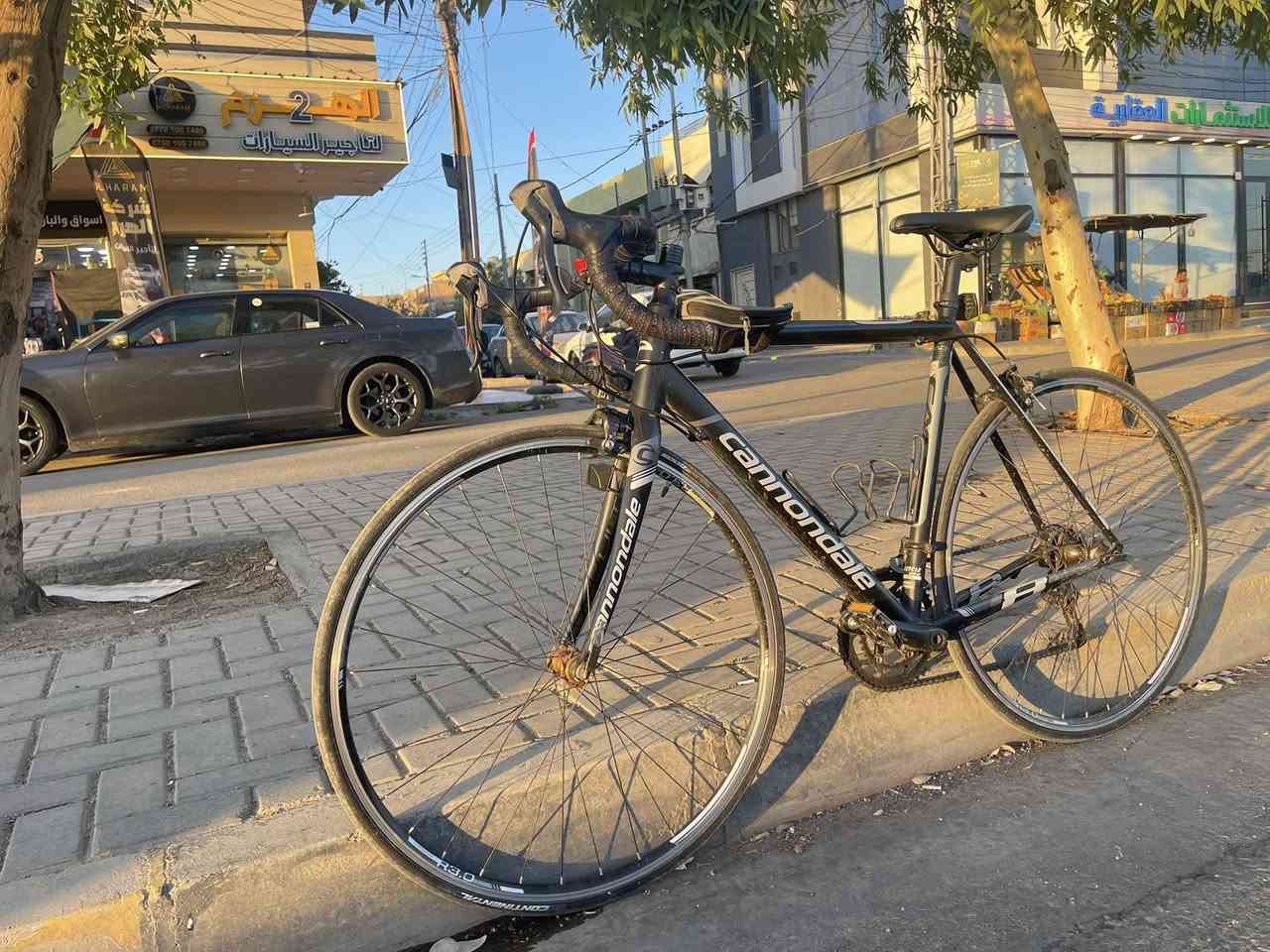 للبيع دراجة احترافية ماركة Cannondale  - (حجم 54) - CAAD8 ✨🚴‍♂️
دراجة Cannondale CAAD8، ماركة عالمية مشهورة، مصممة خصيصاً لعشاق الطريق المفتوح والتمارين الرياضية.
• الفريم مصنوع من الألمنيوم (Aluminum)، خفيف جداً، قوي، ومتين، يخليك تتحكم بالدراجة بكل سهولة.
• الماشة (الفورك) من كاربون فايبر (Carbon Fiber)، وهذا يطيك امتصاص اهتزاز عالي وراحة إضافية بالمسافات الطويلة.
• قياس الإطارات: C700 — 28، إطارات ثابتة، سريعة، ومثالية للطرق المعبدة والطلعات الطويلة.

الدراجة بحالة ممتازة، نظيفة مثل الجديدة، الكير شغال بدون أي مشاكل، والفرامل قوية جداً، يعني أمانك مضمون 100%. التواير بحالة شبه جديدة، الكرسي مريح، كل قطعة بيها مختارة بعناية .

⸻
المميزات اللي تميزها:
• تصميم رياضي وراقي يخليك تطلع بأحلى شكل.
• فريم ألمنيوم خفيف، سهل الحمل والتحكم.
• ماشة كاربون فايبر، تضمن راحة أكبر وتقلل الاهتزاز حتى بالسرعات العالية.
• كير احترافي، يبدل بسلاسة خرافية وكأنك طاير مو راكب.
• إطارات C700 — 28 تعطيك ثبات عالي وسرعة رهيبة.

⸻

هدايا مجانية ويا الدراجة :
خوذة أصلية، تحميك وتكمل ستايلك الرياضي.
مطارة ماء احترافية، تبردك بالطريق.
كامره تصوير مغامرات مستعمله مره وحده .

للتواصل واتساب فقط *********** العنوان موصل 
السعر 450 الف
