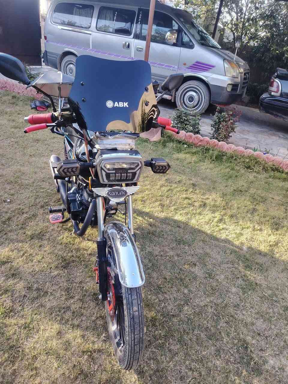 السلام عليكم سيفان مديل 25 محرك 200ضاغطة وزنجيل دراجة على وضع الشركة شرط مكفولة كفالة عامة ماشية 2000 موجود واتساب ***********
