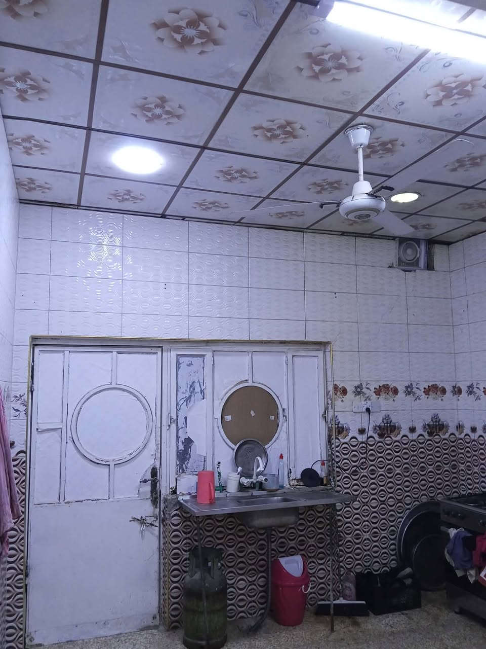 بيت للبيع 
العنوان كوت ثويني شارع الطلبه 
المساحة 150متر
السعر 75 
الاستفسار الاتصال ***********
