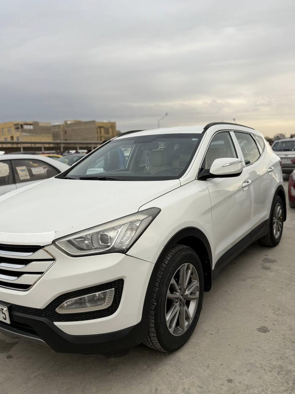 السلام عليكم 
سنتافي 2014 خليجي 4 سلندر ماشيه 175 الف كيلو متر 
رقم اربيل باسمي السيارة 7 راكب كير ومحرك كفاله بشرط 
بيها صبغ نص الباب الخلفي بدون ضربه وباردات بيها السونار مرفق بالمنشور السيارة جديدة على ايدي رايدها 158 ورقه وبيها مجال بسيط 
مكاني الكوت ***********
