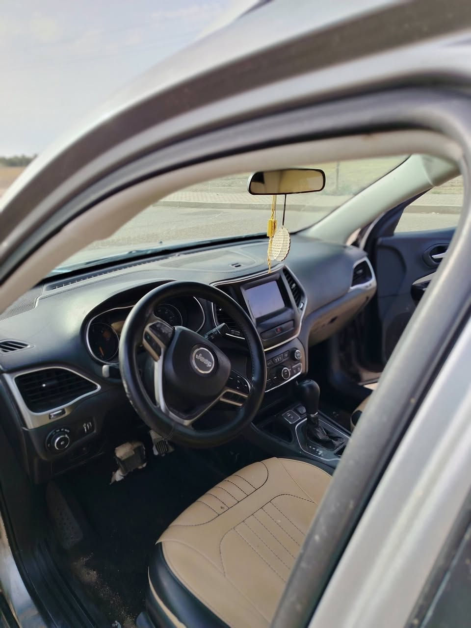 السلام عليكم
جيب شيروكي لاتيود (Jeep Cherokee Latitude) للبيع
​الموديل: الشكل الجديد (وارد أمريكي).
​المحرك: 4 سلندر، سعة 2.4 لتر (اقتصادي جداً).
​الناقل: أوتوماتيك 9 سرعات.
​اللون: فضي (سيلفر) / داخلية جلد ومخمل بيج نظيفة جداً.
​المواصفات: شاشة ذكية (Apple CarPlay / Android Auto)، تحكم ستيرن كامل، مثبت سرعة، ويلات 17، كشافات ومصابيح LED.
​📋 حالة السيارة (تقرير السونار والحادث):
​الحادث خلفي فقط (جاملغ خلفي أيمن وباب الصندوق). مكاني السياره ميسان سعر ١٢٥ $ و بيه مجال


**إذا كنت صاحب هذا الإعلان وتريد حذفه لأي سبب، رجاءا أرسل رسالة إلى الدعم الفني**
