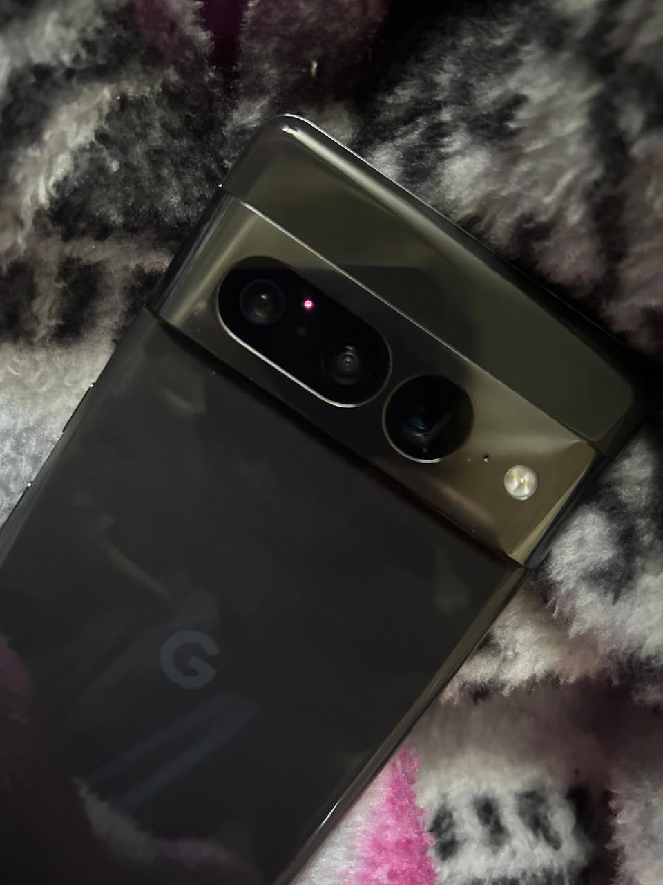 السلام عليكم ، كوكل بكسل 7 برو للبيع
مواصفات الجهاز : 
الشاشة من نوع LTPO AMOLED
معدل التحديث للشاشة 120 هيرتز 
طبقة حماية الشاشة من Corning Gorilla Glass Victus يلي هية اقوى شي بالحماية مع ميزة Always-on display 
المعالج من كوكل Google Tensor G2 بمعمارية 5 نانومتر
ذاكرة التخزين 128 والذاكرة العشوائية 12 
الكامرات بدقة 50 ميكابكسل مع دعم التركيز التلقائي بل ليزر لأن الجهاز يحتوي على ماسح ليزري 
البطارية سعتها 5000 مللي امبير 
يدعم الشحن اللاسلكي والشحن العكسي ويدعم الNFC 
يدعم اتصال وايفاي 7 احدث اصدار من الشبكات 
اما بالنسبة للصوت ف يجي ب سبيكرين واكيد حيكون صوت ستيريو 
اما بالنسبة للتحديثات ف حالياً اندرويد 16 ويدعم التحديثات الى سنة 2031 
الجهاز استخدام شخصي نضيف مابيه اي خلل 

السعر 390 مكاني بغداد حي جميلة 
متوفر واتساب فقط بدون اتصال ***********
