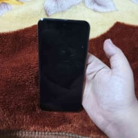 Realme 14 Pro+ 5G باللون الأبيض، والذي يتميز بتصميم خلفي رخامي  كامرة ...