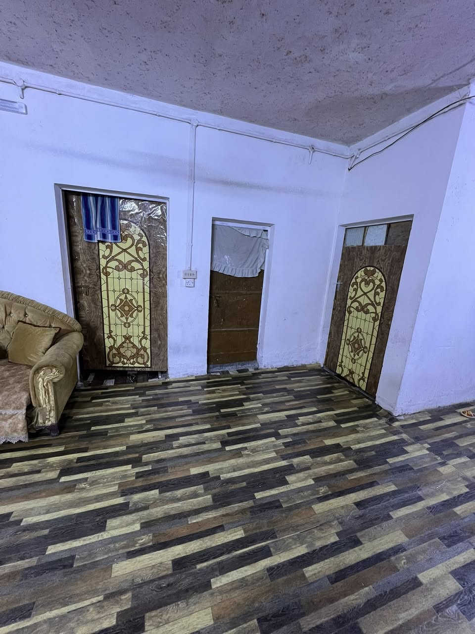 سلام عليكم دار البيع المساحه 200 طابقين  جاهز من كلشي بس جيب غراضك وكعد الموقع السبعتالاف قرب المدارس جديده تفاصيل البيت .. ربع غرف نوم  . عدد صالات ٢ عدد صحيات ٣  حوش كبير  الستفسار . ***********
