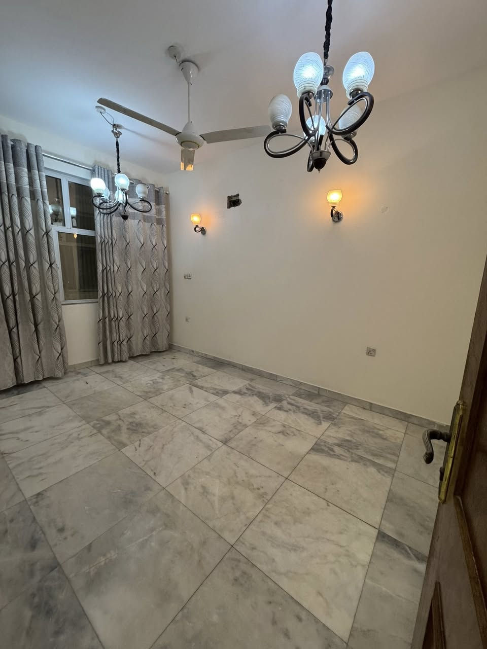 لإعلان: ايجارررر 🔴🔴🔴
مشتمل ارضي  – المنصور (ورى صاج ريف)
المساحة: 220 م²
مواصفات الدار:
 • صالة
 • مطبخ
 • كراج
 • 3 غرف نوم
 • حمامين
 • مخزن
📍 موقع مميز وقريب من الخدمات

☎️***********
