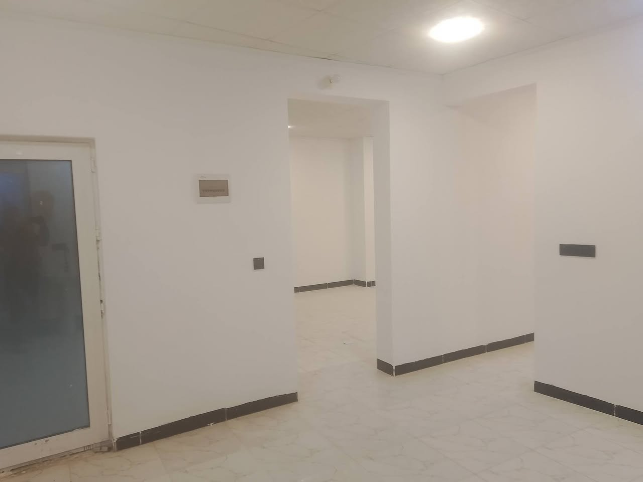 بيت للبيع توله فروش مقابيل حي تاميم مساحه140متر مربع بناء طابقين نوع العقار(زراعي) عدد غرف نوم3
استقبال مطبخ حاربارد حمام صحيات 2
ماء 2خطوط كيزر + 2تانكيات بلاستك  +كاونتر +2سبالت ضمن البيت السعر44مليون وبي مجال رقم الهاتف***********واتساب
