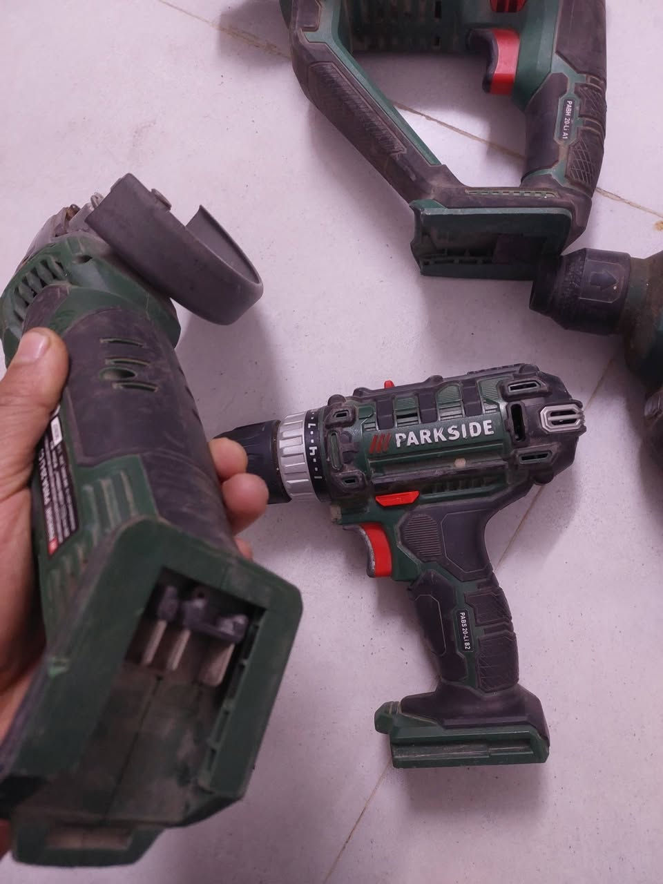 سلام عليكم دريلات همر ٢ جيل قديم شغالات كفاله كوسرا تشتغل وتطفه ودريل الزغير طافي هم جيل قديم كلهن ب ٣٥ مع التوصيل بغداد الزعفرانيه  ***********
