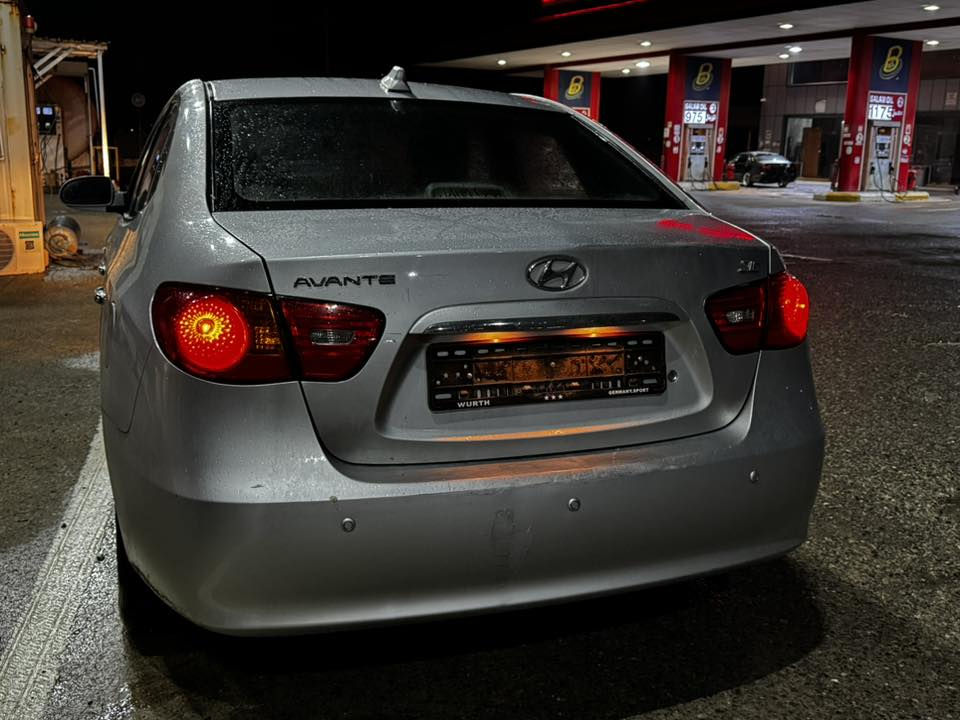 ئاڤانتی ٢٠٠٩ سلڤەر بێ مەسرووف بێ تەقەو ڕەقە  سەقفی بێ بۆیاخ لێدراویشی نیە حاسەیە گێچ وەنەوشە کوشن هیتەرە  بەشەرت گێڕوو مەکینە یەک مەسرووفی تێدا نیە بەس لێ خووڕە و حاقت نەبێت نرخیشی ٤٨ و مەجال  
ئەوەش ڕەقەم تەلەفۆن   چوارقوڕنە ***********
