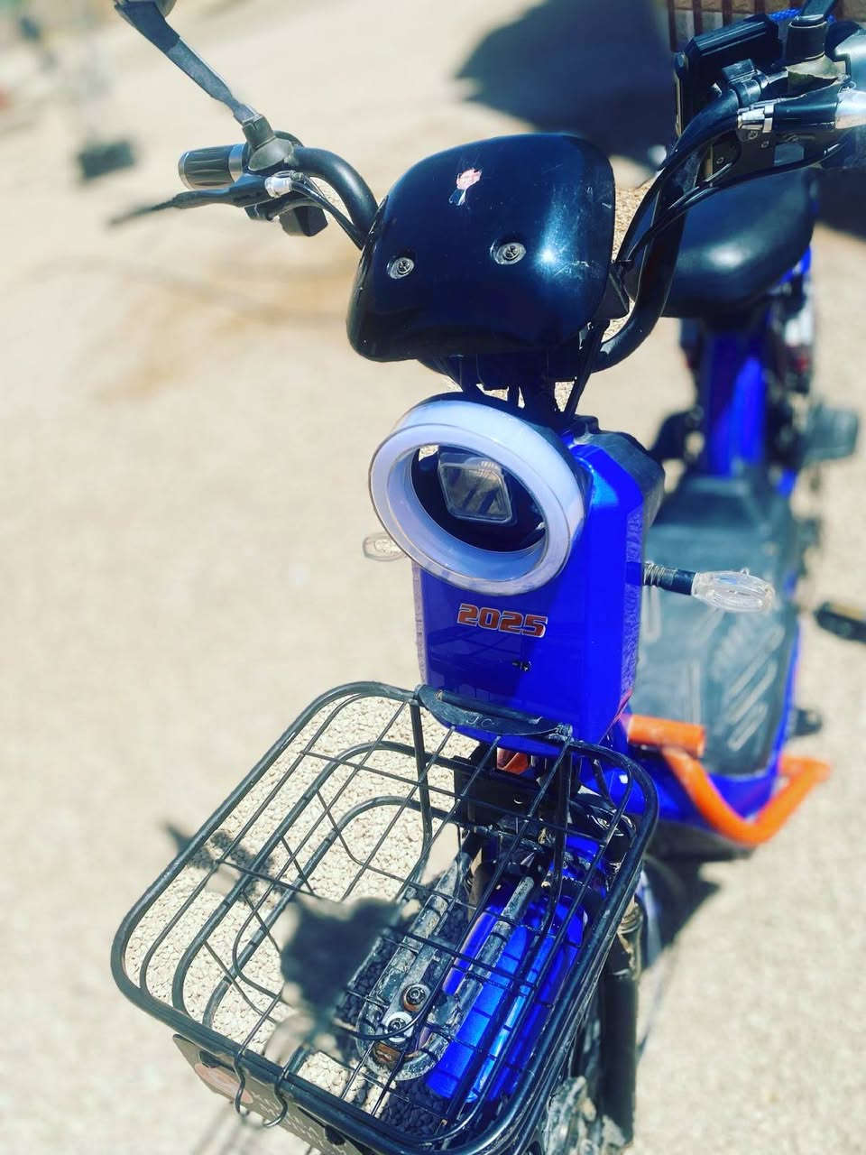 دراجه شحن فول نضافه مثل ما موضح بالصورة على الفحص خمس بطاريات اربع سرع عل رابع تمشي مئه اقتصادية ومتصرف شحن أي أستفسار الاتصال على هذا الرقم ***********واتساب
العنوان الرمادي

