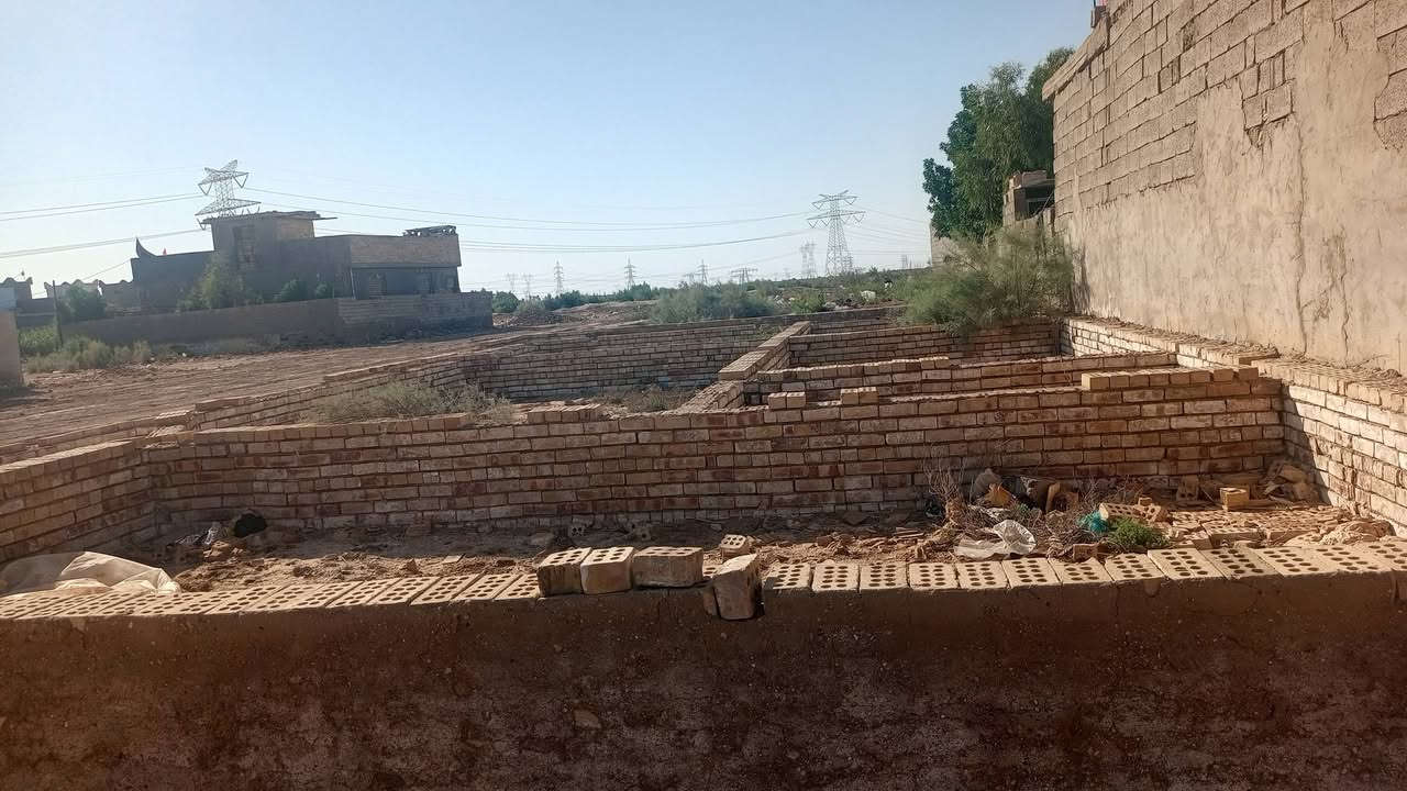 بتلو للبيع مساحه  200 متر  وقطعه 198 متر مي كهرباء تبليط خط ثاني يحتسب خط اول تجي وشوف وتدلل هاذ رقمي ***********
