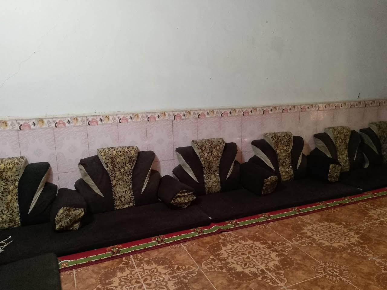 ديوان للبيع مستعمل السعر250بيه مجال قليل الرقم*********** فقط واتساب
