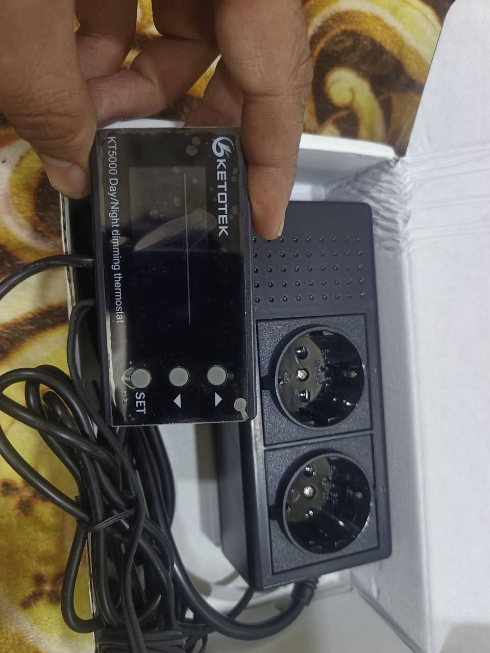 شكد تسوة مادري خلي سعرك وبالعافية
هذا منظّم حرارة (ثرموستات) مع تايمر 
اسمه: KETOTEK KT5000
وظيفته:
يشغّل ويطفي الأجهزة حسب درجة الحرارة
بيه وضع نهار/ليل (Day/Night dimming thermostat)
شلون يشتغل؟
توصّل الجهاز بالكهرباء
تحط الجهاز اللي تريد تتحكم بيه (سخان، مروحة، حاضنة، أكواريوم…)
تحط مسبار الحرارة بالمكان المطلوب
تحدد درجة الحرارة
→ إذا نزلت الحرارة يشغّل، إذا ارتفعت يطفي
يُستخدم غالباً لـ:
سخانات
مراوح تبريد
أحواض أسماك
فقاسات بيض
بيوت محمية / زراعة
أي جهاز تريد يتحكم بالحرارة ماله


**إذا كنت صاحب هذا الإعلان وتريد حذفه لأي سبب، رجاءا أرسل رسالة إلى الدعم الفني**