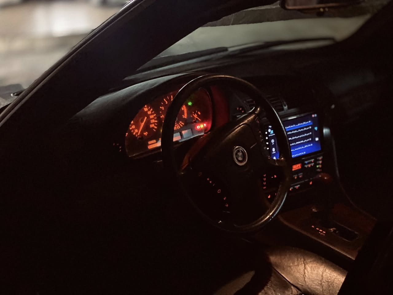 السلام عليكم
BMW
كاسحه موديل 2000
فحص نينوى اخضر شرعي موجود 
محرك 744
فول تدفئه تبريد 
السعر 37 بيها مجال
***********وتساب
