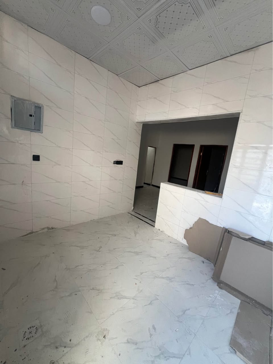 دار سكن للبيع

يحتوي على 2 غرف منام + هول+ مجمع صحيات داخليه + ديوان خارجي + صحيات خارجيه + ترك ومنور +مطبخ

مساحه المنزل 100متر 

نوع العقار طابو زاعي سند ٢٥ بسم عراقي وكاله ومكتبه ونسخه من طابو

علماً المنزل بالكامل سيراميك 

نوع السقف سندويج 

يتوفر كهرباء أمبيرات 

المنطقه تحتوي على جميع الخدمات ماء وكهرباء ومستوصف صحي ومدارس ابتدائيه 

الجيران ذهب صافي 

العنوان البصره شط لعرب الجزيره الفيروزيه 

السعر المطلوب ٣٧وبي مجال ان شاء الله 

للاستفسار التواصل خاص او على الرقم التالي /

‏***********
مكتب عقارت المهندس البصرة, العراق
