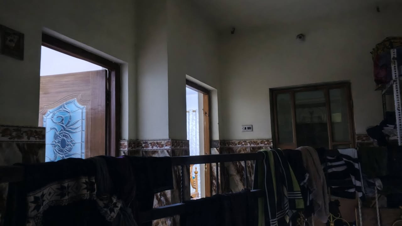 للبيع نصف قطعه اماميه  عكاده قطاع السادس فرع كوكو مول استفبال ومطبخ وحولي وثلاثه غرف نوم    قاطين القاط الثاني مبني جديد السطح مسقف مخزن على كبر البيت  الاستفسار الاتصال *********** واتساب ***********
