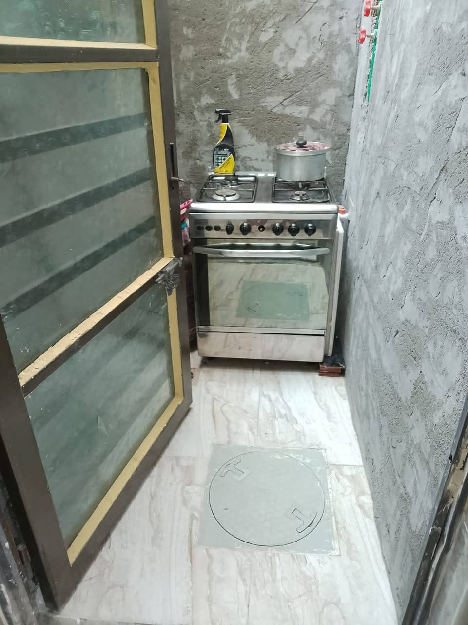 سلام عليكم بيت للبيع عنوان سويب شرطه خامسه مساحته 50متر تفاصيل بيت داخل فديو 
سعره 50 وبي مجال بسيط 
رقم صاحب بيت ***********
