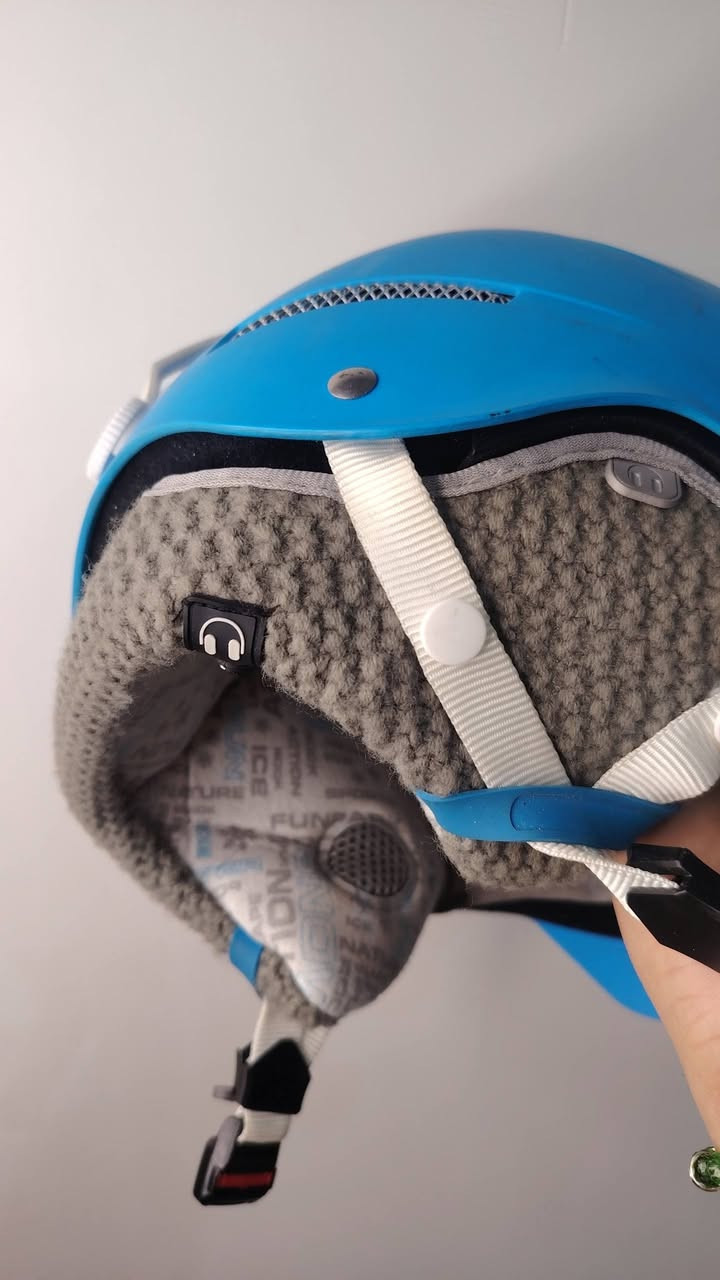 خوذه مال باله للبيع مبطن من داخل
+بيه سماعات
سعر ٢٥
***********
