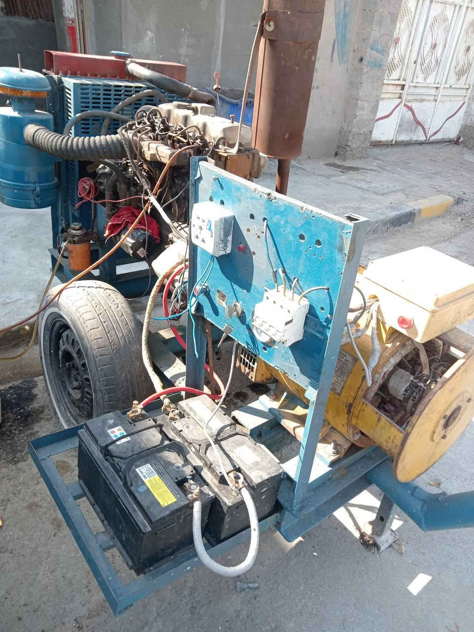 مولد كيه بسته للبيع 30 كيفي 120 محرك وراس توليد انضاف بس عوزه تصليح وترتيب 24 فولتي يعني باترين يله يشغلنه السعر مليون وميه هاتف ***********
