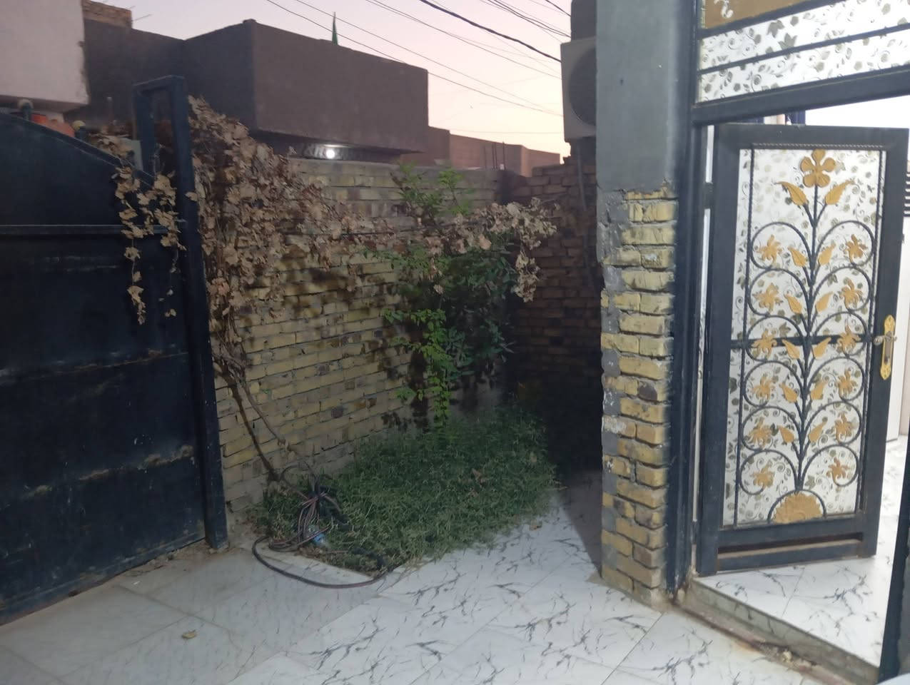 بيت للبيع
١٣٠ م طابو زراعي سند ٢٥ تحويل بإسم المشتري بناء حديث طابقين ٣ غرف الغرف الفوگ  ( نقص ارضيه ولبخ فقط الغرف ) بناء طابوق صب كونكريت   الجمعيه شارع ام البنين الرئيسي كافة لخدمات متوفره تبليط مجاري ارصفه كهرباء ماء كلشي متوفر.  

السعر ٧٥  
***********
