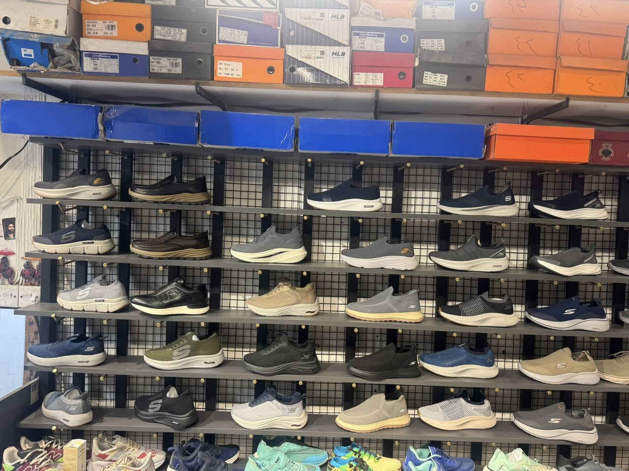 ديكور محل أحذية للبيع اي استفسار الاتصال***********
