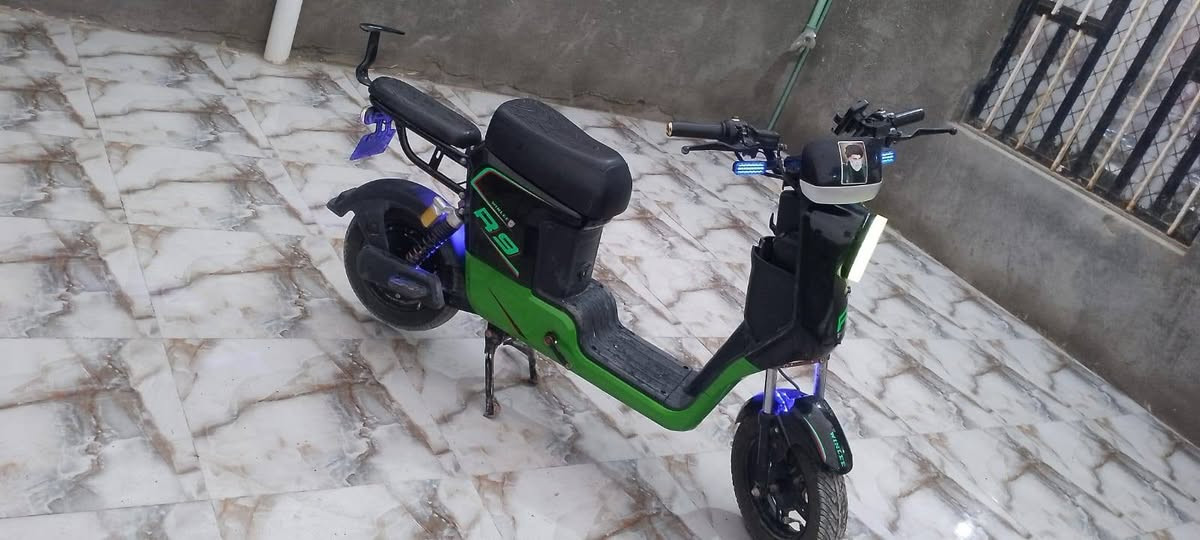 دراجة R9للبيع
مواصفات موديل
2026
استخدمتهةمد4اشهر 
دراجة نضيفة وبطارياتهة كذلاك  نضاف شرط بيهة ام بي ثري
+ بطارياتهة 32 امبير ولملف مالتهة 1800W
بريكات فج امامي + خلفي
نضام الدسكات
بريك بل مكان شرط الورة
ولكدام +ليتات الوان +
لايتهة الساسي عالي وناصي
+ شاشة ذكية+شاحنة رقمية+
السعر 400 وبيهة مجال قليل
المكان ابو الخصيب -- شارع الوسطي
موجود واتساب ***********
