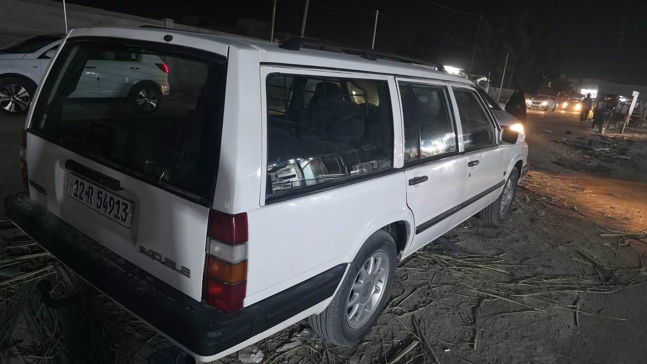 سلام عليكم …..
فالفو ١٩٩١ بلاديه. 
فتحه. 
كير. ومكينه. جدد. 
تخم تاير. حداديه جديده. 
تبريد تدفئ. 
 سياره. جاهزه. عله اخر حبايه.  
مكاني. نجف.  
 السعر ٧٥
الاتصال. ***********
