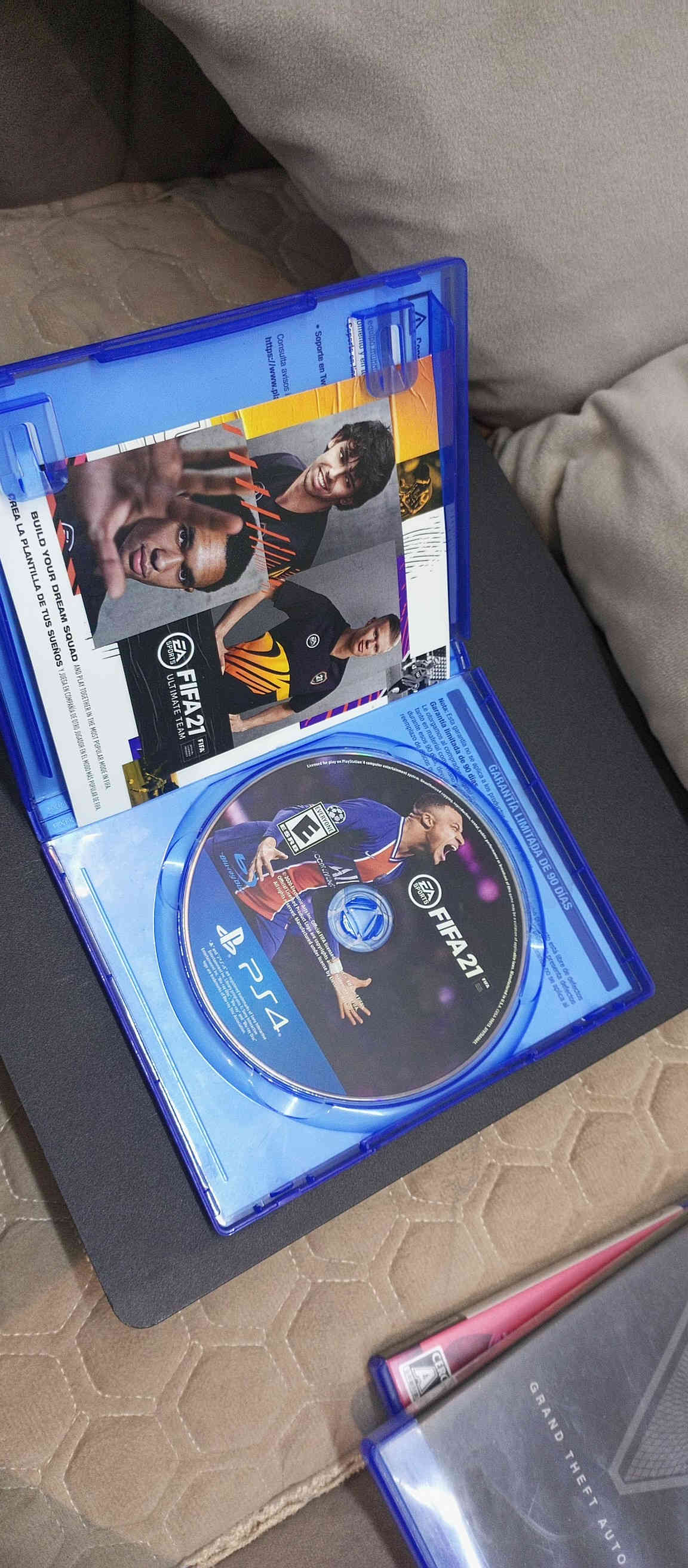 بلاي 4 سليم اون لاين للبيع السعر 350 وبما مجال قليل للطيبين مكان موصل الرقم الهاتف*********** نظيف 100%
