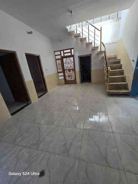 بيت لبيع بشارع المطار القديم المساحه ٢٠٠متر يحتوي على غرف٢ وصاله ومطبح وستقبال  وصحيات ومطارمه وحديقه السعر ٤٨وبي مجال مكتب بركات ام البنين قرب اسواق فدك مقابيل شارع السبيس للستفسار ***********
