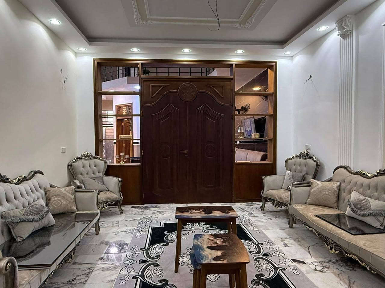 السلام عليكم بيت للبيع مساحته 200 متر طابو زراعي سند 25 طابقين الطابق الاول غرفة نوم  وهول وصاله ومطبخ وصحيات والطابق الثاني غرفتين نوم وهول وصحيات وطارمه وحديقة البيت ركن العنوان زوير الغربي شارع أسواق مارينا تفاصيل اكثر مكتب حكيم عبدالله للعقار والمقاولات *********** بي واتساب أو خاص موجود
