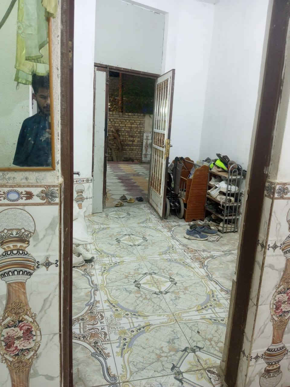 السلام عليكم 
بيت زراعي للبيع بلوك كهربائيّ عكادةالمساحة 400متر20×20طابق واحد
ديوانية12×4مع طارمة مع تواليت معزولة عن البيت 
3غرف كبيرة مساحة كل غرفة 5×4
استقبال داخلية 5×4للاهل والاقارب
مدخل البيت طول 3/50عرض 2/50
صالة طول 7و75عرض 4
مطبخ 4/4
حديقة داخلية على طول البيت4×20
حديقة خارجية متر على طول البيت 
كراج سيارة يتسع لسيارتين 
حمام داخلي +تواليت عدد2
درج حديد خارج البيت 
درج داخلي 
ماء سيح +كهرباء +مولد 
شارع 10متر يبعد عن الشارع السايدين الجديد 150متر
مكان كلش حلو ومرتب مع العلم المنطقة مشمولة بالطابو وكافة الخدمات
العنوان منطقة الصخيين شارع علي الاكبر ع
للاستفسار الاتصال على الارقام
***********واتساب 
***********
