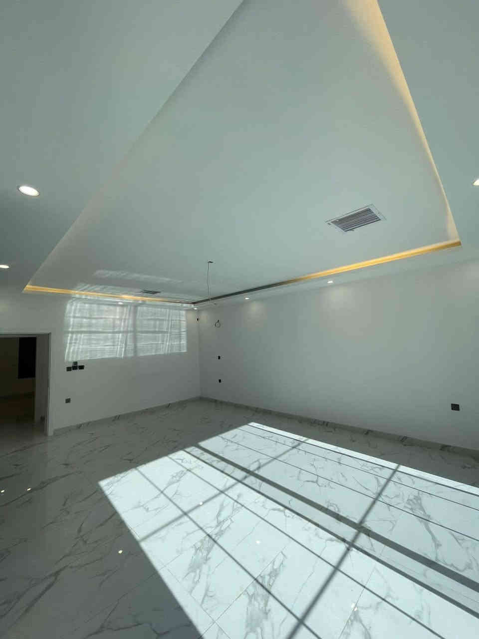 مقدمة و اقساط شهرياً فقط ٧٥٠دولار 
بيت للبيع في مجمع زانار ستي على شارع 150م 
ركن 230م البيت يتكون من أربع غرف نوم-استقبال-صالة-مطبخ-بارد+حار
للمزيد من المعلومات 
***********واتساب
