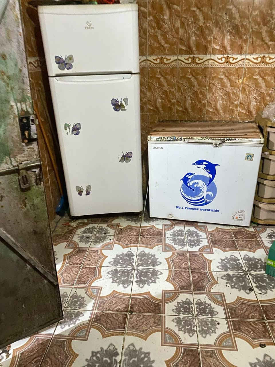 بيت للبيع خلفي 132 متر
بي صاله وغرفه ومطبخ حار وبارد 
وحمام وتواليت واكو منور بالاخير وغرفه فوك متروكه وسطح 
البيت يحتاجله ترميم  
بحي اريدو مقابيل ازياء الفهد شارع المحلات 
 رايدي 87 وبي مجال دربونته عرضها متر وشويه المراسله ع هذا الرقم واتساب ***********
