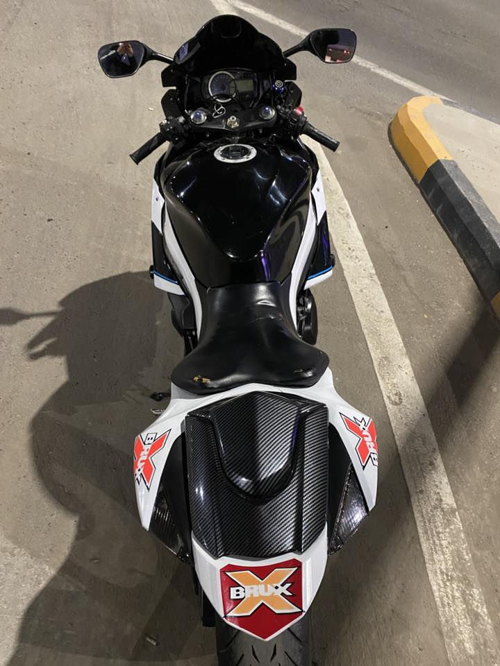 سلام  عليكم للبيع ساسوكي جكسر 1000 موديل 2014  مكفوله كير مكينه اتلث مودات سياقه شغاله  
التزويد الي بيه طنبوره كاربون1
براغي الدراجه كله مزوده 2
يدات بريك وكلج 3
فلنجات مورده4
سلايدرات جانبيات 5وبيه بعد أشياء بسيطه 
مكاني بغداد الدوره أي ستفسار على رقم ***********
