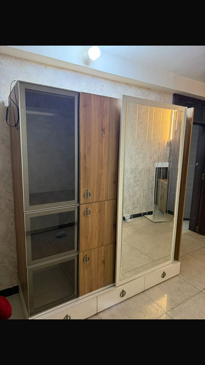 غرفه شبابي نضيفه جداا للبيع مكانه بغداد زيونه بسعر 275بيها مجال للشراي الغرفه جدا نضيفه مابيها كل ضرر حجز *********** والي عنده غرف للبيع حاير دزلي ابيع الك
