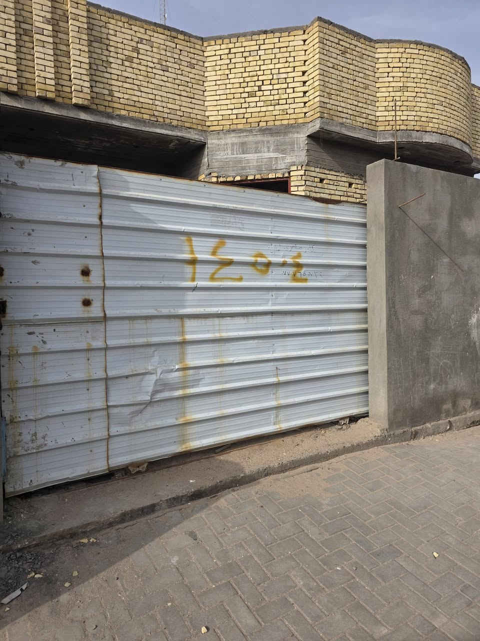 للبيع منزل مساحة 200م طابو صرف  هيكل بناء جديد درجة اولى من قلع الارض الى مرحلة السطح مكملة في مجمع الاحرار قرب المدينه الرياضيه على شارع 10م 
للاستفسار اكثر 
***********
