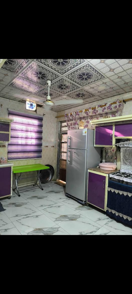 اسلام عليكم بيت للبيع مساحه 100 متر واجهه بحي الصدر الثالث قرب محلأت ابو نايف بناء  عكاده عالي عن الشارع متكون من غرفه وستقبال وطبخ وصاله وحمامات أسعر 80 مع المجال اتصال ***********
