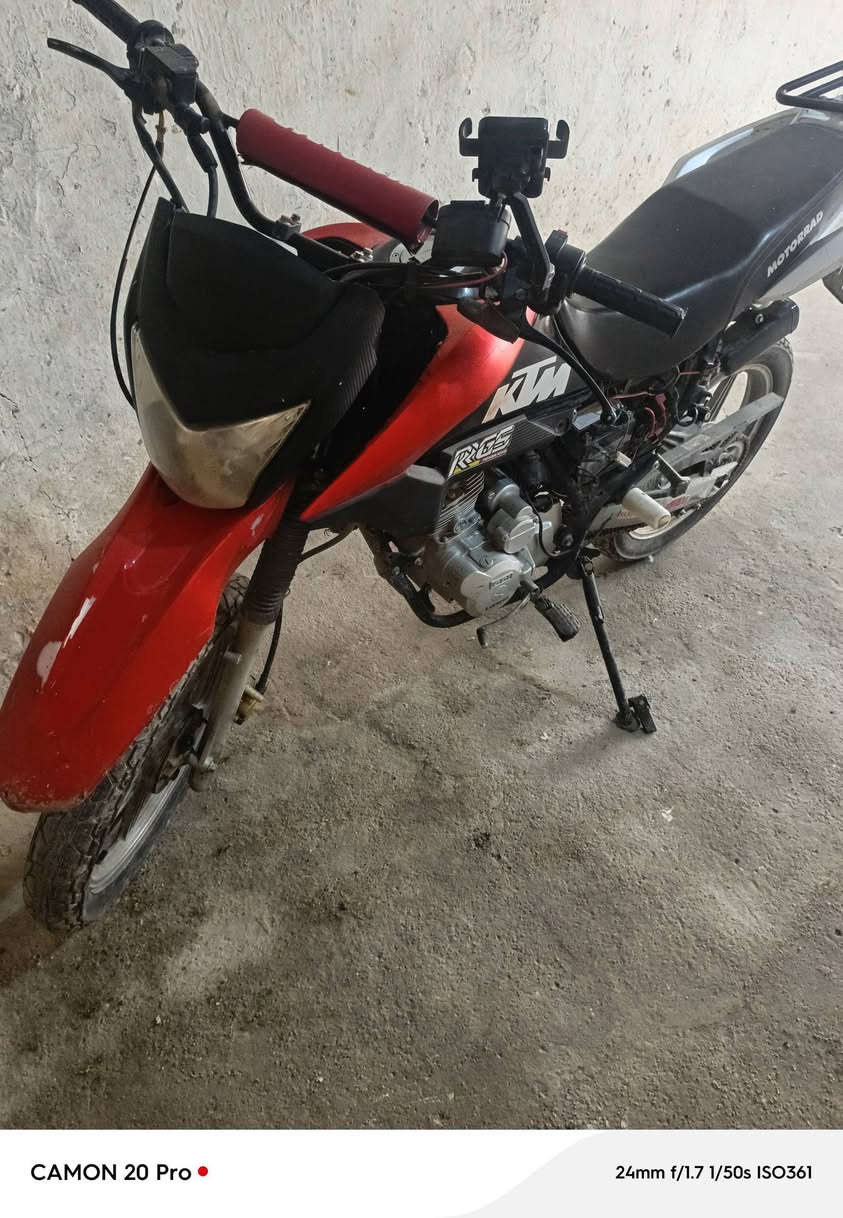 السلام عليكم(قفاز لونسن 2022 150cc اقتصادي)صالنصه رياضي والاصليه موجوده عندي  دراجه مرقمه اربيل رقم انكليزي جديد هزه جديده لل2030 دراجه مكينه كفاله من الاسبانه (دهن يورل) تايرات جوبلس ثنينهن  جنت اشتغل بيهه دلفري وبطلت..سعرهه مليون و650 وجيگ سوكهه عله راحتك.
*********** واتساب موجود هم
