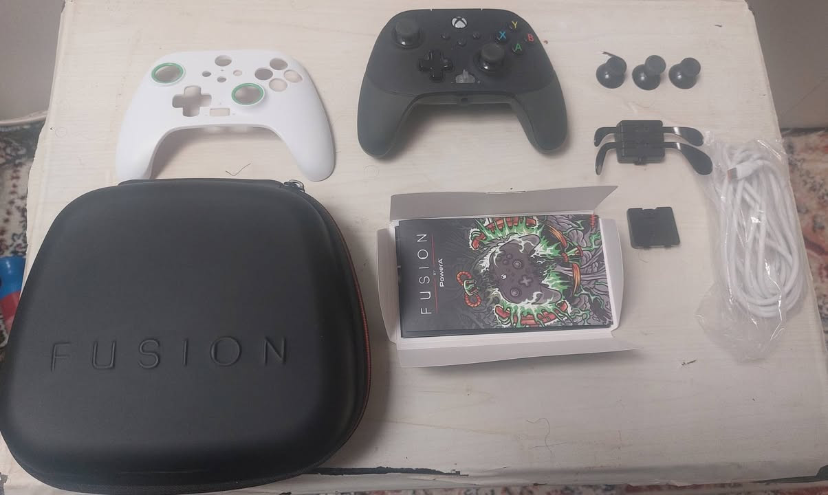 يدة Power A | Fusion Pro 2 الاحترافية للبيع.
السلام عليكم.

للبيع Controller PowerA Fusion Pro 2 الخاص بـ Xbox Series X|S

يجي ويا:
✅ الكارتون الأصلي
✅ الكيس الأصلي (Premium Storage Case)
✅ الكيبل
✅ الـ Pro Pack ويا البادلز الخلفية
✅ Thumbsticks إضافية
✅ Faceplate إضافية
✅ الكتيبات والملحقات الأصلية

حالة الكنترولر جيدة بشكل عام، وجميع الأزرار والميزات شغالة، فقط زر الـ D-Pad (فوك) بيه مشكلة وما يشتغل، وتم تعويضه حالياً عن طريق برمجة أحد البادلز الخلفية حتى يؤدي نفس الوظيفة.

السعر: ٦٠,٠٠٠ دينار
بيه مجال بسيط بالسعر للجادين.

الشحن متوفر إلى جميع محافظات العراق.

للإستفسار أكثر تفضلوا خاص و آني بالخدمة.


**إذا كنت صاحب هذا الإعلان وتريد حذفه لأي سبب، رجاءا أرسل رسالة إلى الدعم الفني**