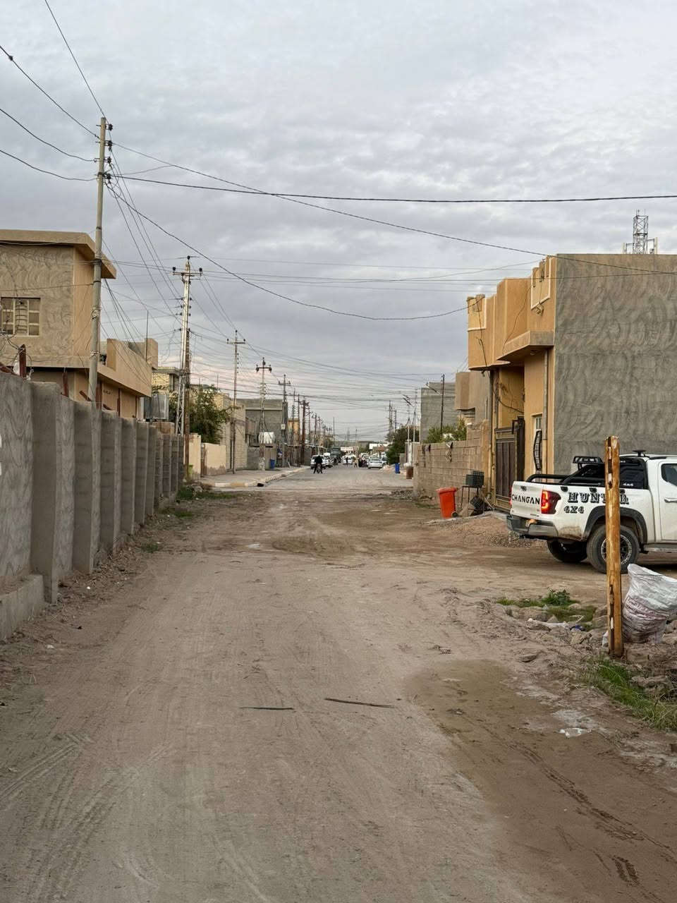 السلام عليكم
بيت للايجار في الصقلاويه مركز الناحيه نهايه شارع البريد مساحه.500متر بناء درجه اولئ جاهز من كلشي بدون اي نقص محتوياته (مطبخ وغرفه استقبال ضيوف وصاله وغرفتين نوم وصحيات داخل وخارج وانتو الكرامة بيتونه كبيره... بدل الإيجار 500الف قابل للتفاوض
للإستفسار اكثر زورونا في مكتبنا الكائن الفلوجه الشارع العام مقابل قائممقاميه الفلوجه ومجاور جامع حمود المحمود او الاتصال على الأرقام التالية ***********
*********** ليث العبيدي
