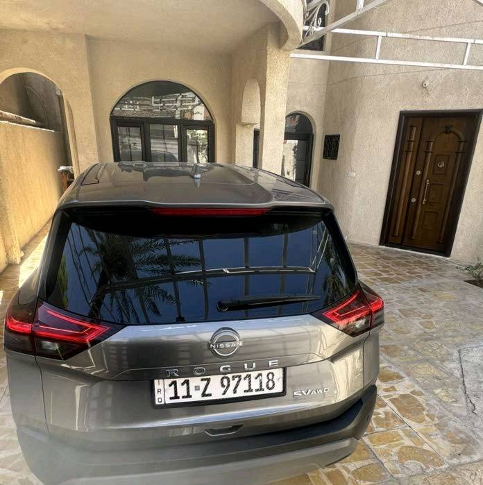 السيارة المعروضة هي نيسان روج جديدة ومصانة بشكل جيد. تمتاز بلونها الفضي الجذاب وتجهيزاتها الحديثة. تحتوي السيارة على نظام ذكي للتحكم وتوفير الراحة للسائق. مثالية للقيادة في المدينة وعلى الطرق الطويلة.