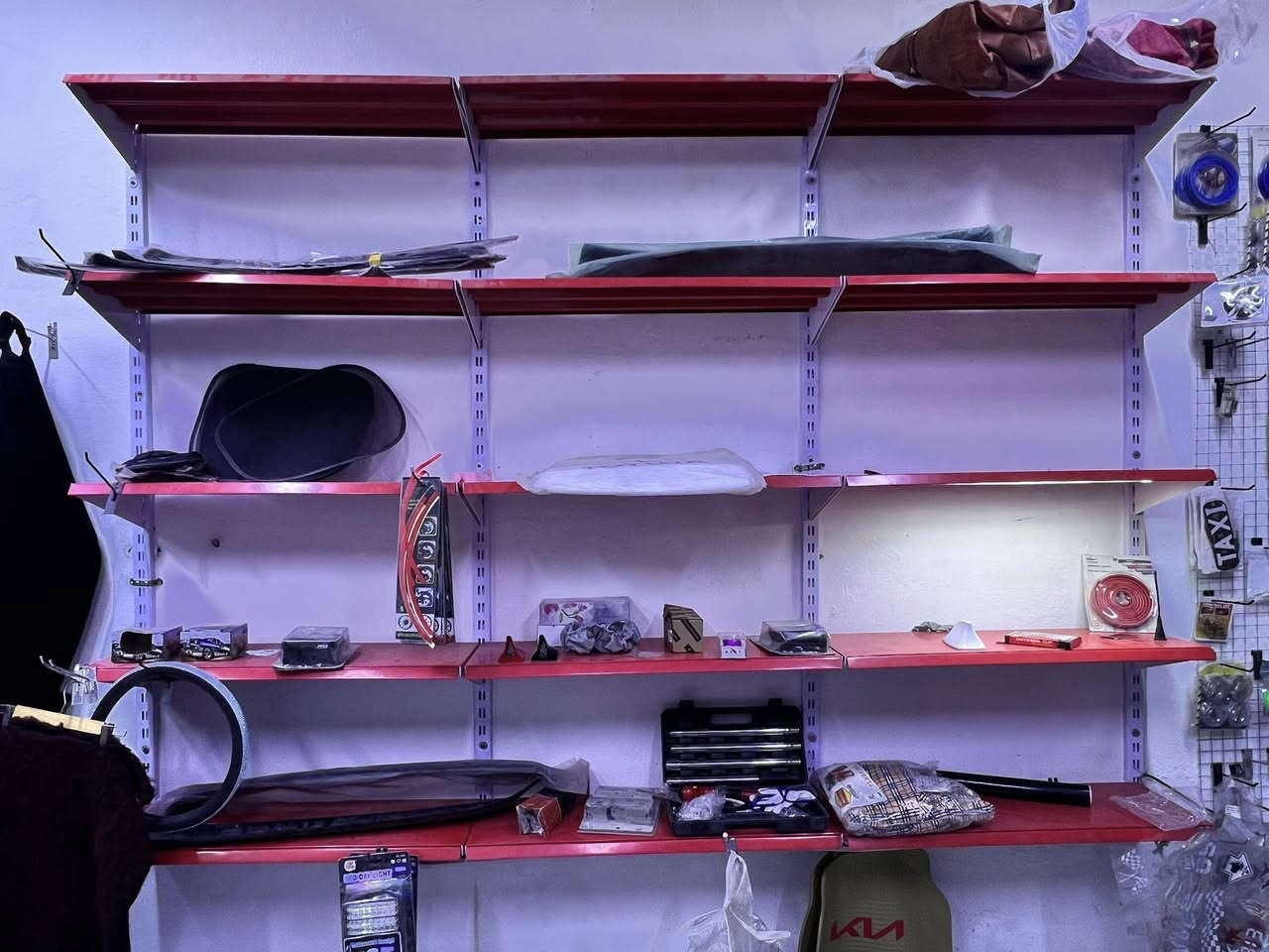 السلام عليكم 
رفوف محل للبيع 
الارتفاع 5 طوابق والعرض 3 رفوف 
يعني يصيرن 30 رف 
مشبچ حايط عدد 2 العرض متر والارتفاع مترين ونص مع 50 هوك 
عدد 25 لكل مشبچ
و عارضة سلة 3 طوابق 
الرفوف جدد من المعمل جبتهن وشديتهن عالحايط ما مفتوحات من قبل هذي اول مرة 

يرهمن للسناتر والمحلات التجارية والانشائية
مكاني 
البصرة الزبير الريسز 
*********** 
سعرهن 400 الف كلهن 
ويوجد توصيل لجميع المحافظات العراقية 🚗🇮🇶 
نگدر نرسلهن لكل محافظات العراق
