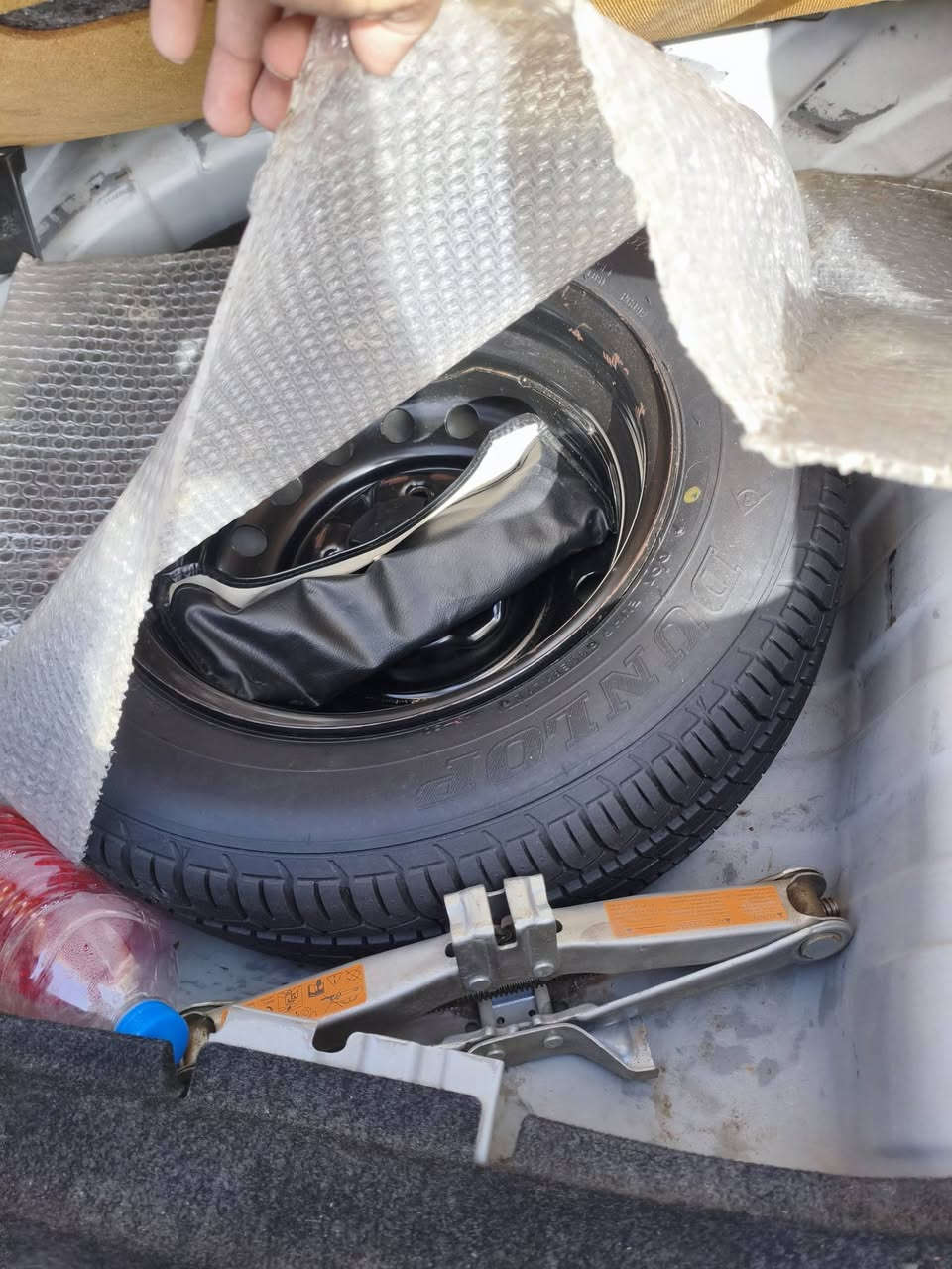 🚗 نيسان سني 2010 ياباني – سعودي 🇯🇵🇸🇦

✨ استعمال شخصي – سيارة نظيفة جداً

✅ ممشى 150 ألف فقط
✅ مكفولة من الصبغ و بيها طخة بالباب الي ورا السايق شبر موضحة بالصور 
✅ محرك أبيض + كير مكفولات
✅ صاج أصلي والكبات أصلية مال الشركة
✅ تبريد ممتاز ❄️
✅ حدادية مرتبة 🔧
✅ تخم تايرات جيد 🛞
✅ داخلية جديدة ونظيفة ✨
✅ حافظة نظارات 👓

📍 بغداد – العامرية
 الشراي يتصل على الرقم 
***********
***********
