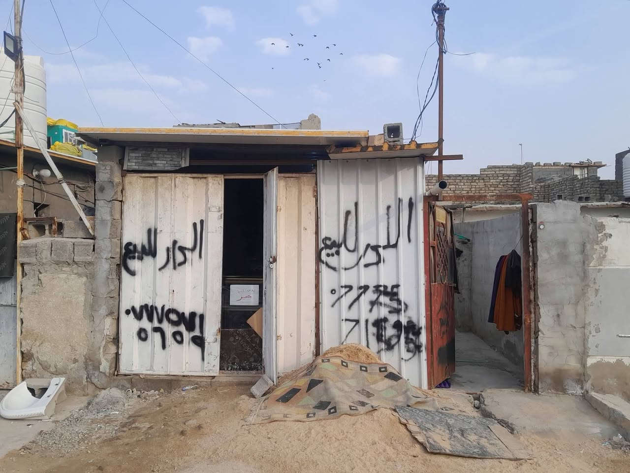 السلام عليكم
دار للبيع واقع حال جاهز كهرباء ومي  ومجاري  قرب سوك العبيدي بين الكفائات  والسفير  السعر ب20 وبي مجال   هذا رقمي للتواصل ***********
