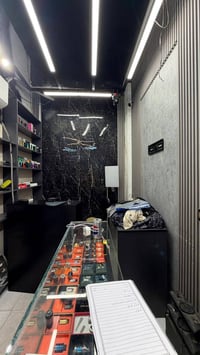 المحتويات رفوف فاترينات عدد ٦ وميز دخل عدد ١ وميز صيانة عدد ١  وميز ال...